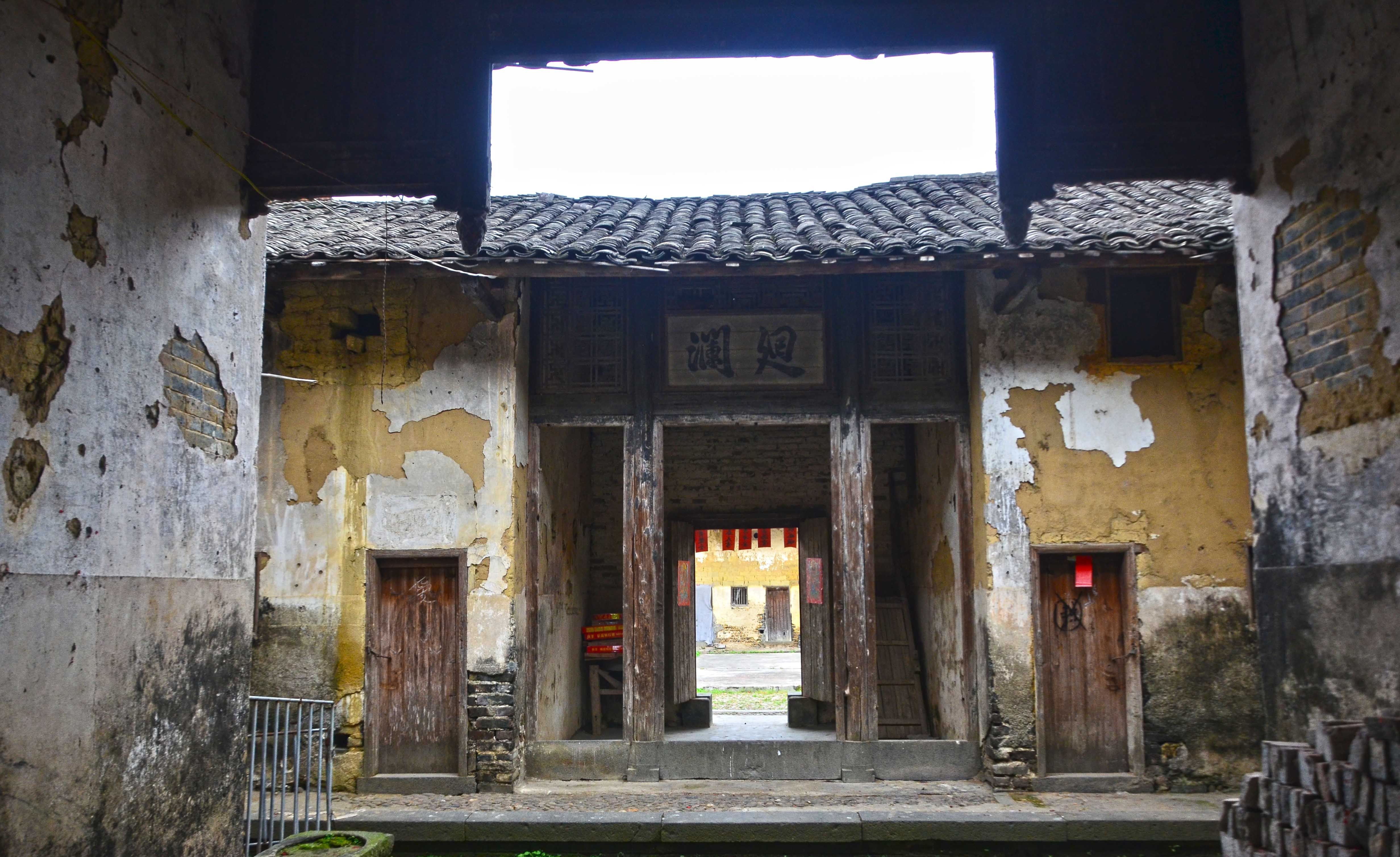 广东105国道旁，有一栋古朴的百年老屋，相传花158年历四代方建成