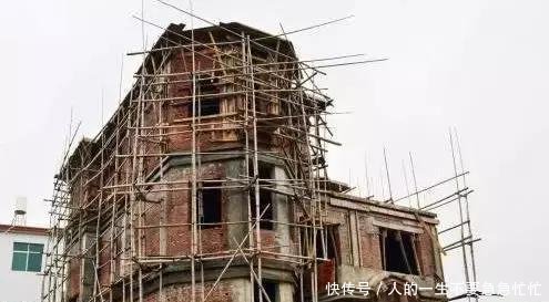 江西农村两兄妹，花百万在近千平的宅基地上建房，兄妹友爱人人赞