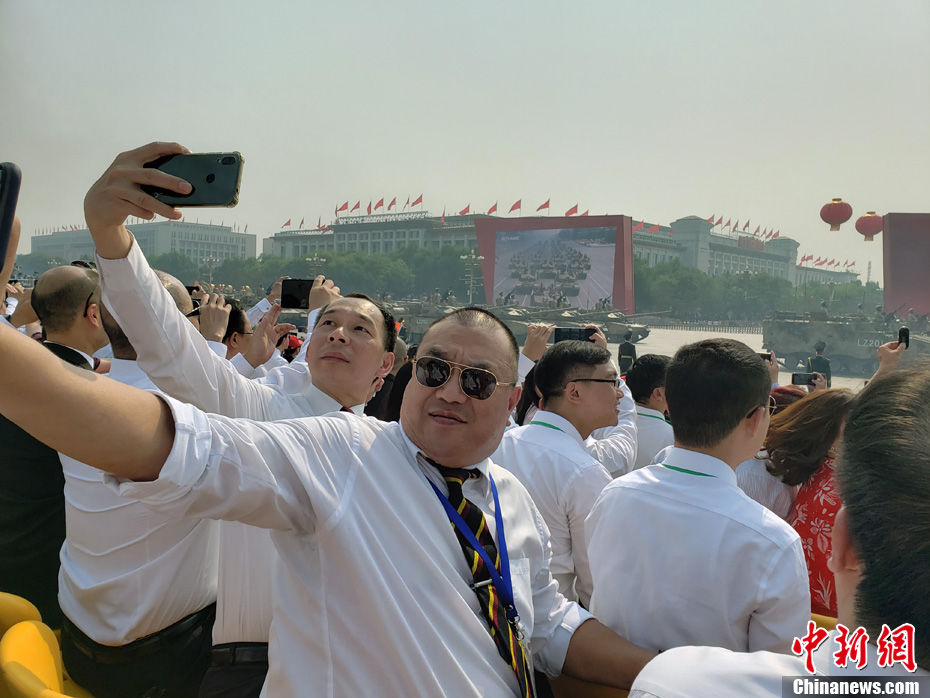  「sir」刘sir和同事“打卡”观礼现场