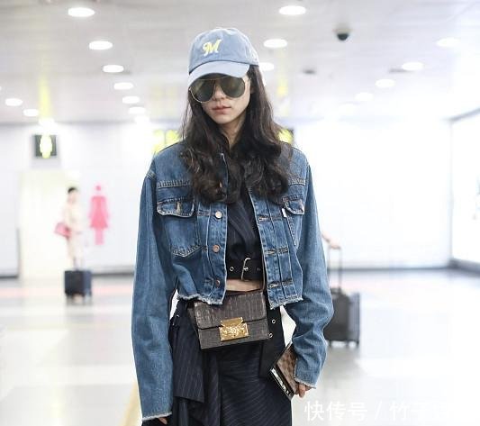 一直穿衣保守的韩雪,居然穿上了露脐装,不过这腰是真的细!