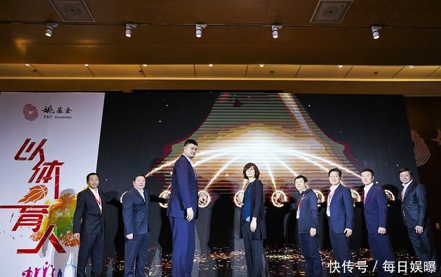 姚明和妻子并肩公开亮相 身高1米9的叶莉显小鸟依人