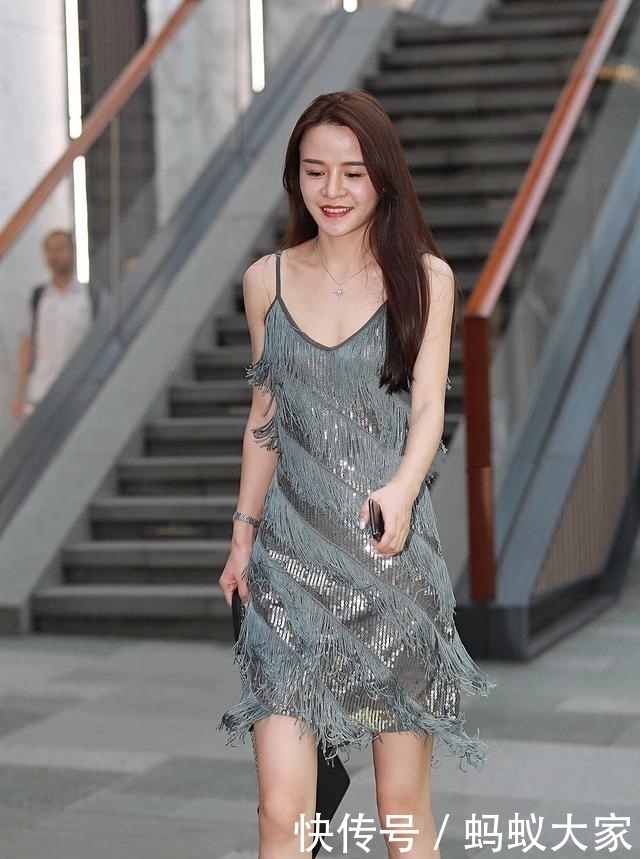 女性|吊带裙,时尚又灵动,彰显现代女性潮流审美