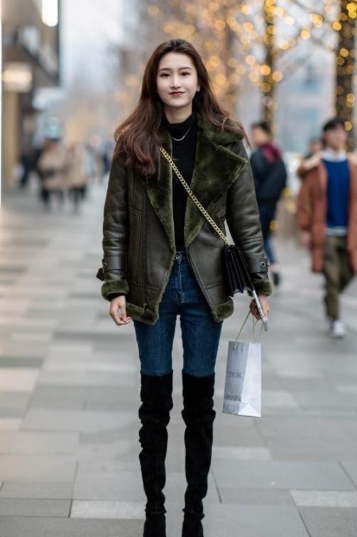  『小美女』街拍：紧身牛仔裤搭配过膝长筒靴，小美女看起来非常的高挑动人
