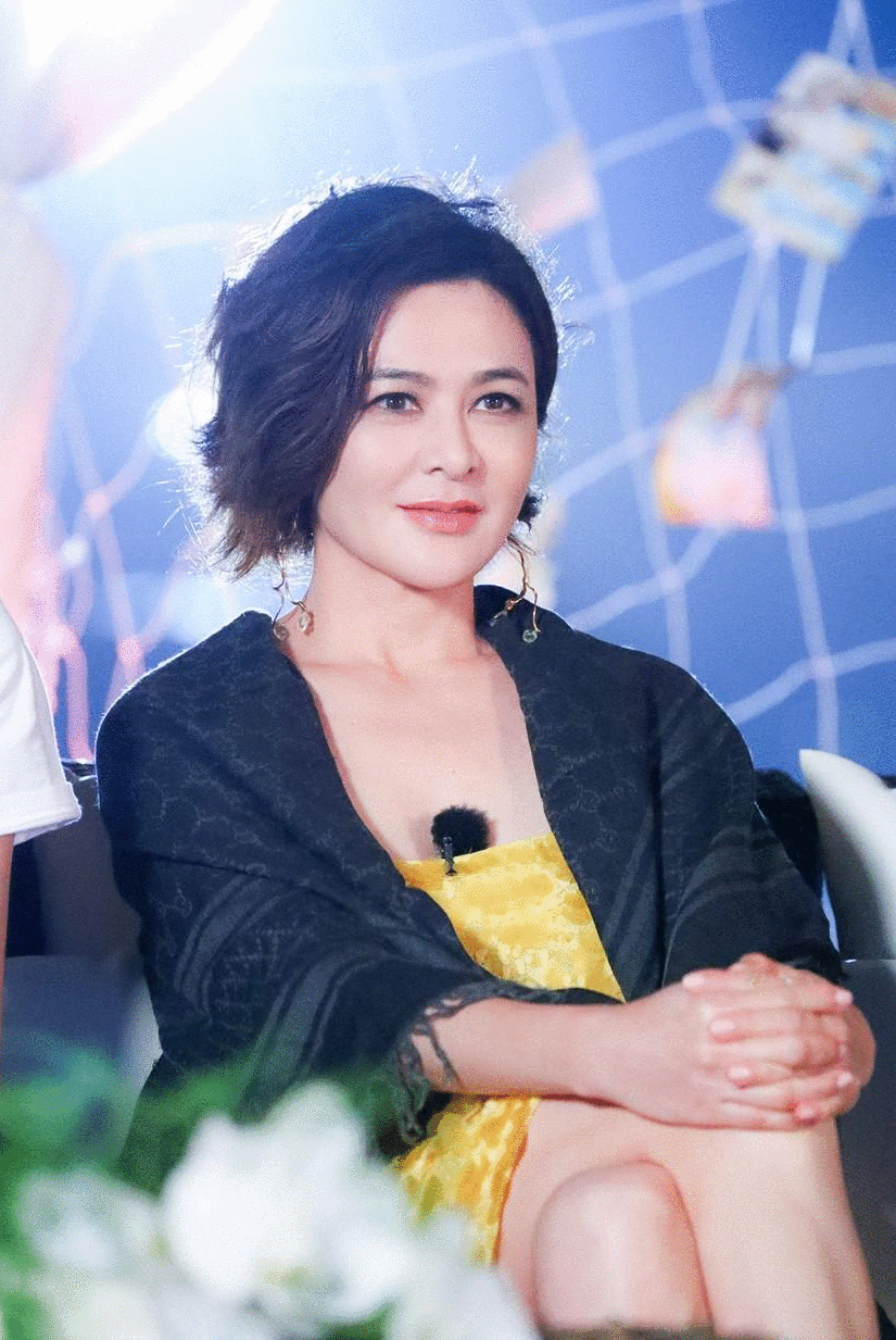 56岁关之琳依旧玩转深V诱惑, 多色拼接连衣裙轻松演绎靓妹造型