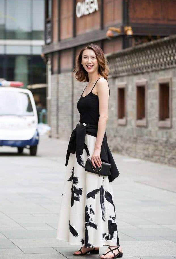 路人街拍:青春靓丽的牛仔裤小姐姐,肤白人美,令人百看不厌!