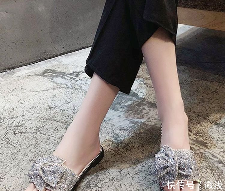 姐姐你的凉鞋落伍了，现在流行这样的慵懒风凉鞋，穿上特别时尚