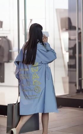 66"路人街拍,小姐姐搭配修身款的长裤,更显苗条身材