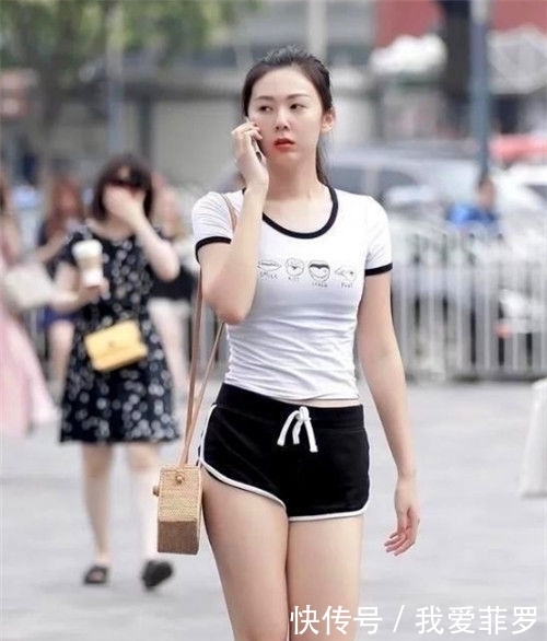  红色|街拍：美女身穿红色的连衣裙，白色的外搭，时尚靓丽有活力