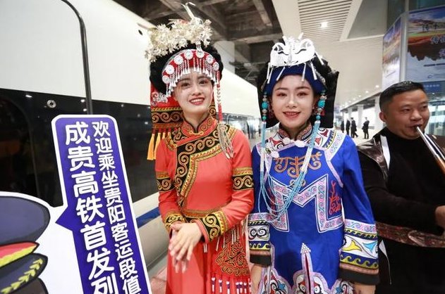 首条旅游高铁开通！沿途景色美不胜收，全程仅2.5个小时