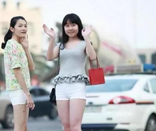  [肤如凝脂]街拍：肤如凝脂的美女，一件白色上衣配白色短裤，时尚青春活力