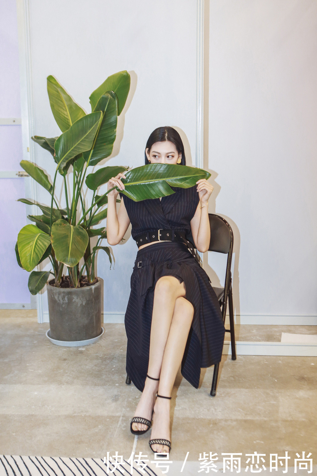 温雅穿露脐装秀身材，大长腿遮不住，网友：这腿我服了！