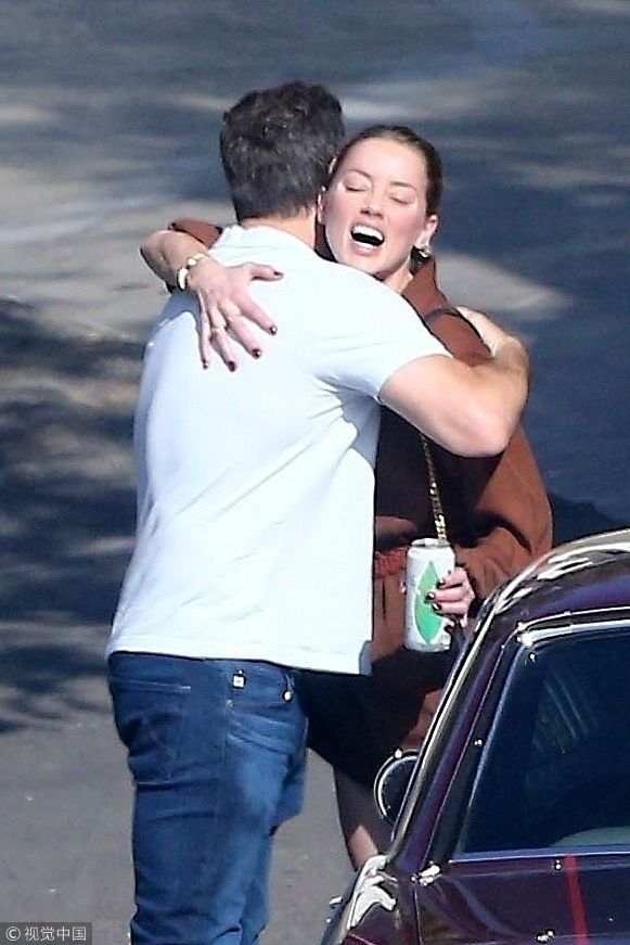 德普前妻艾梅柏希尔德下衣失踪秀美腿 偶遇好友热拥变“表情包”