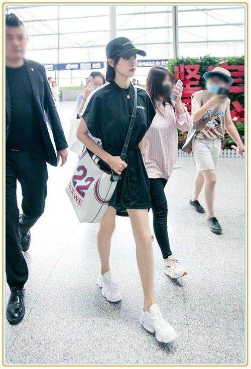 本以为穿黑色衬衫裙的蒋欣腿已经够细了，但看到宋茜，我沉默了！