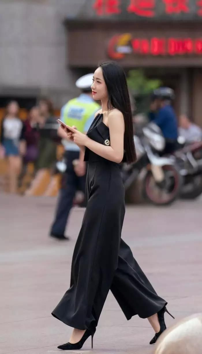 街拍 白腿小姐姐让人高看一眼 这曲线美不一般