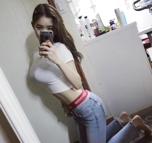 高挑靓丽的牛仔裤美女，看起来更加苗条，非常有魅力！