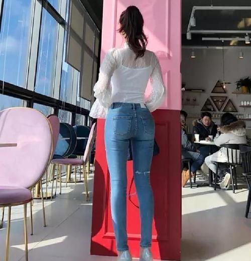  「美女」简单紧身牛仔裤，彰显美女文雅温情，精致又有女人味！