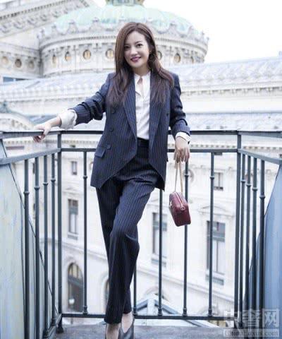 42岁“小燕子”赵薇撞衫35岁蒋欣！网友：这就是富豪与演员的区别