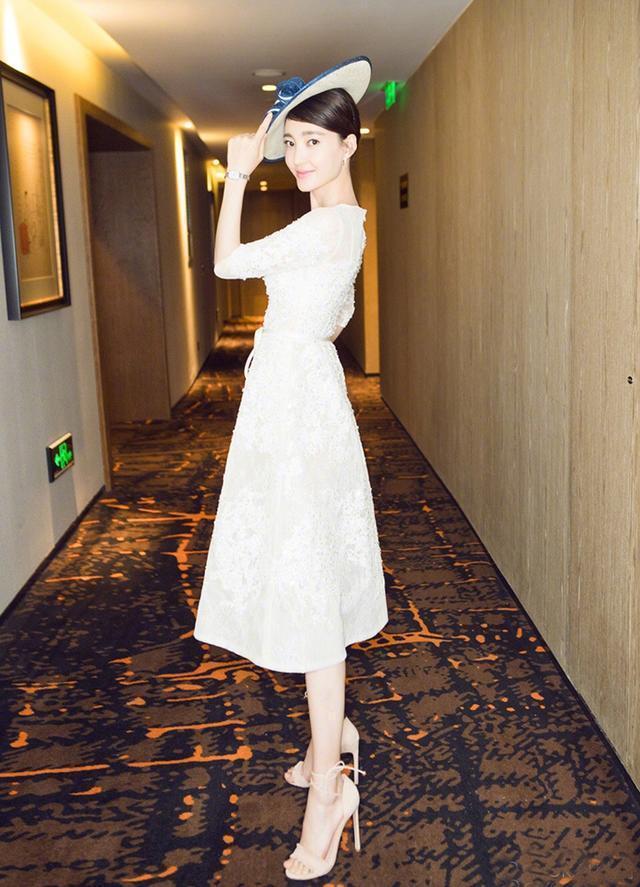 张雪迎终于性感起来,穿80元的高跟鞋既便宜又性感,你今年穿了吗