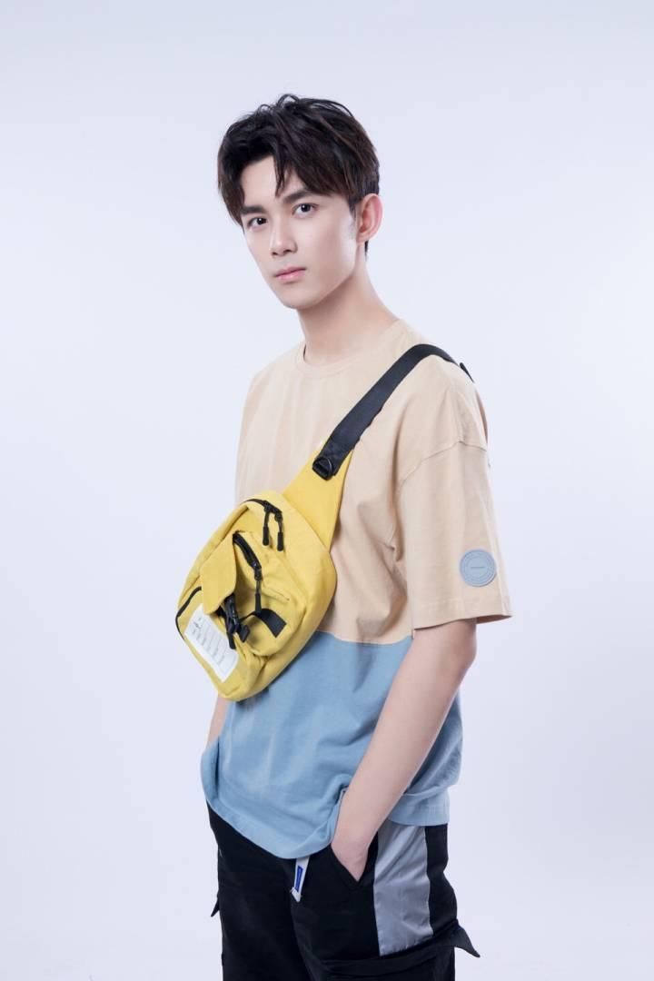 吴磊你穿T恤还挺帅，趁着夏天还在，男票来一款，带出去倍有面