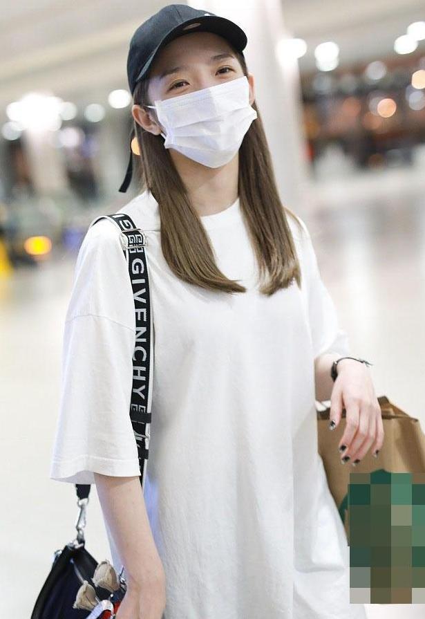 孟美岐戴口罩眼部憔悴, 白色T恤当裙子穿, 网友: 上演下半身诱惑!