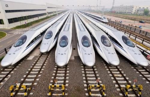  「车站」我国在打造的一条高铁大动脉，全线设10个车站，串联2大