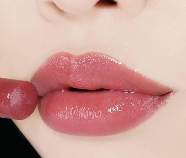  女生■女生涂贵口红的原因是什么？好看？健康？还是虚荣心？