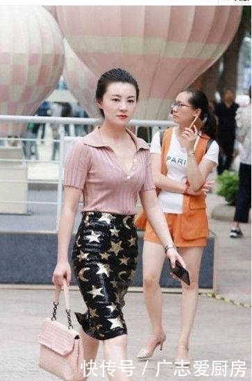  「个性」个性时尚的美女街拍：酷酷的美女，展现别具一格的姿态！