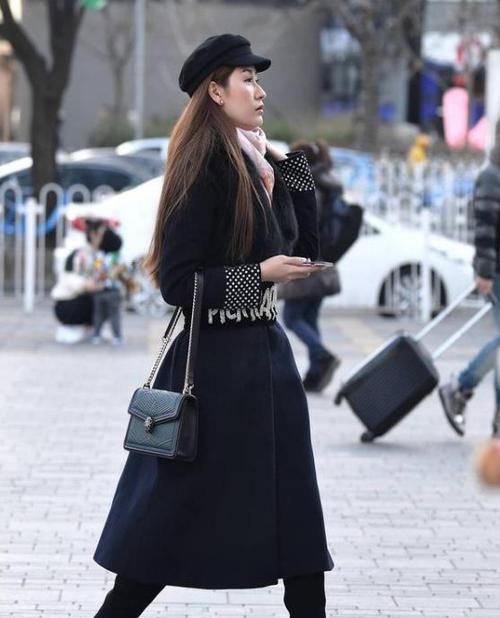 「气质」街拍:瑰姿艳逸的美女,一件紫色上衣配灰色短裙穿,时尚唯美气质