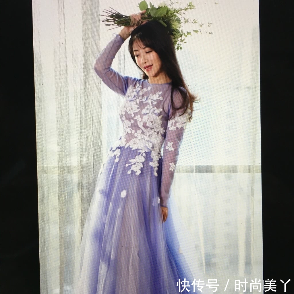 陈紫函真猛！穿这么紧的抹胸裙参加活动，也难怪戴向宇会贴心跟随