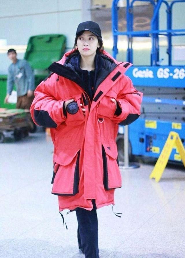 女人不要乱外套，身材再好的女星都穿成了土包子，连杨幂都不例外
