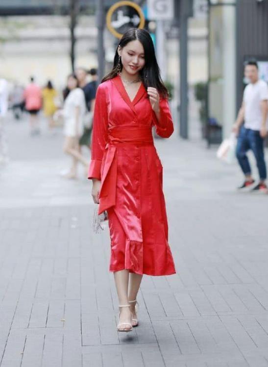 『风采』街拍:脚踩时尚高跟鞋的美女,驾驭它们风采斐然与众不同