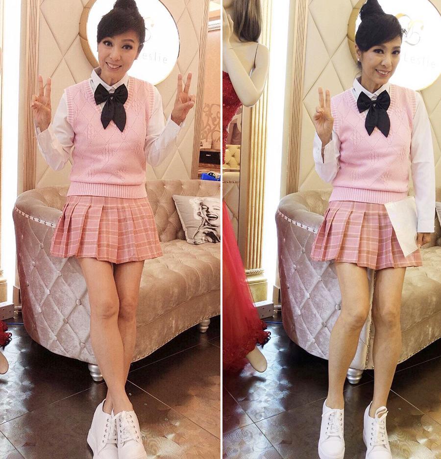 63岁米雪要逆天？穿刺绣连衣裙减龄不够，还扎了少女系的丸子头