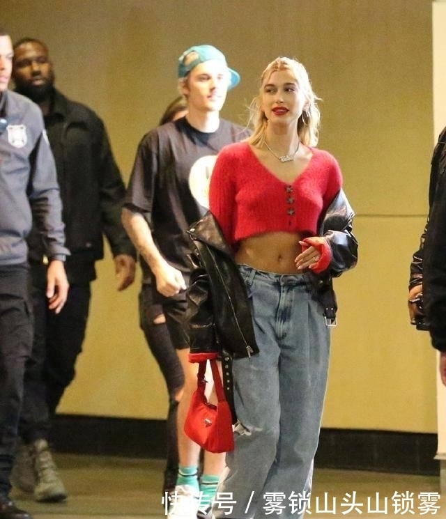 海莉|贾斯汀比伯与妻子海莉一同现身街头,结婚后的比伯看来是收心不少