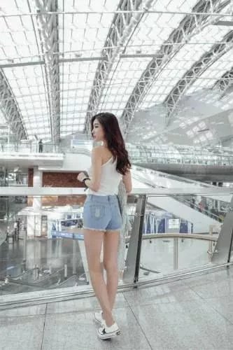 时尚街拍,气质出众的小姐姐, 曲线苗条给男人无尽的诱惑