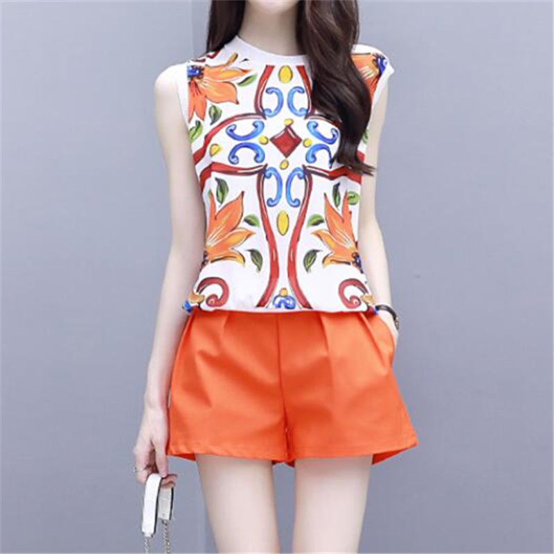 短裤套装+高跟鞋，高挑美嫩，举手投足间成为全场焦点