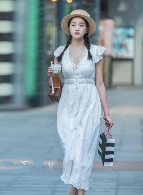  【美女】街拍：活泼可爱美女，一件黑色短袖配蓝色牛仔裤，青春活力气息