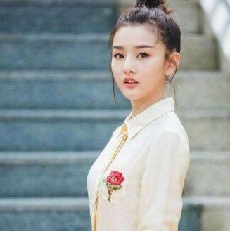 宋祖儿艺考现场被抓拍,这么大的口罩都无法掩