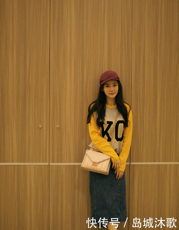 杨幂又为新品“代言”，把9条皮带拼成条短裙，这时尚真难懂！