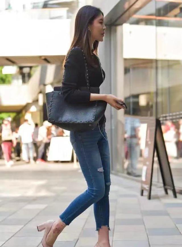 腿型|街拍:这种短裤采用“扣子”排列,尽显修长的腿型吧?