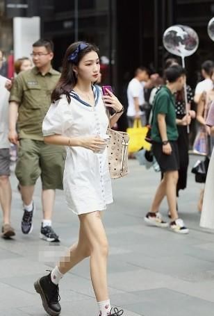  性感■路人街拍，小姐姐脚踩黑色过膝的高跟鞋，给人一种很性感的感觉