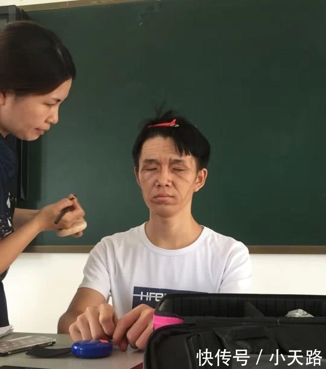  #感觉#男大学生让女老师“化妆”，妆后看到自己：感觉再也不会爱了