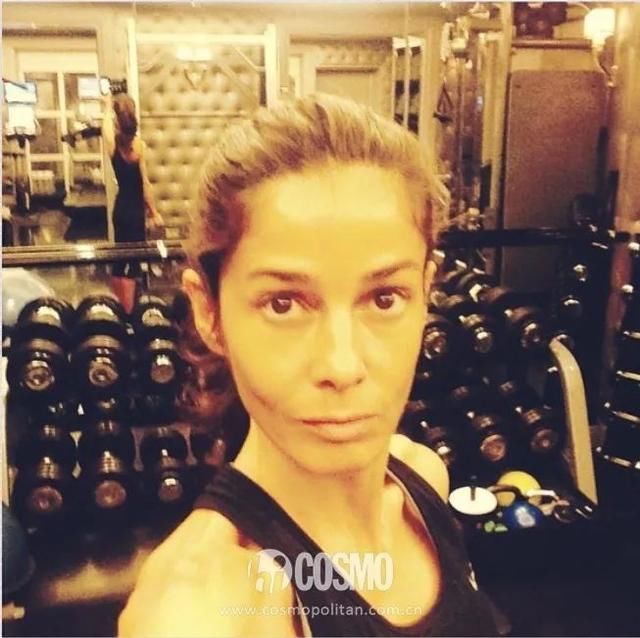 时髦办｜这位40岁美女律师告诉我：要花更多的钱买更少衣服