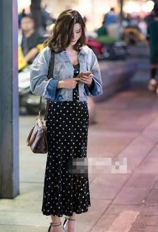 #身穿#路人街拍,小姐姐身穿黑色的纱裙,特别的有美感