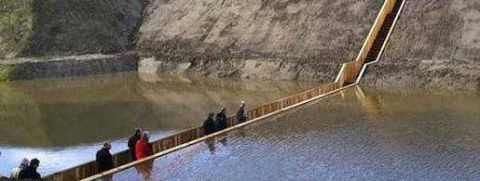 世界唯一的隐形桥 建造在水面1米之下 走在上面难度不会被淹吗
