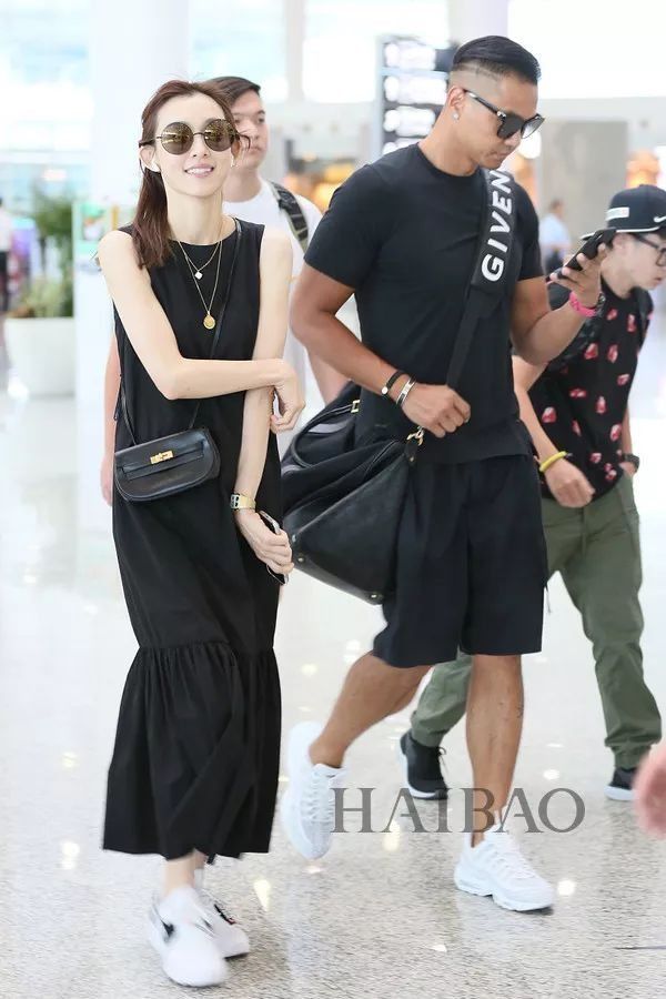 李小璐高调复出靠母女装扮嫩?刘雯一裤两穿太会搭…【海报街拍】