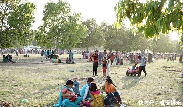 中国游客到印度旅游,看见满大街的传统服饰为什么中国做不到