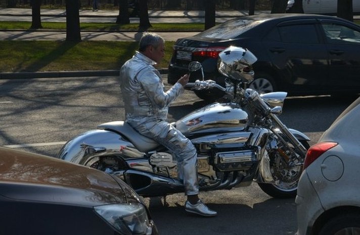 这些穿着，看了后只想说:够奇葩，够另类