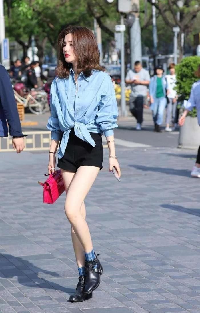 东莞街拍 小姐姐身穿一条蕾丝小飞袖连衣裙,图二女人味十足!