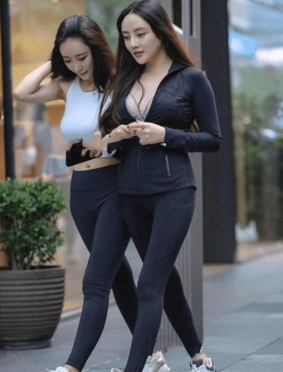 「姐妹」双胞胎姐妹截然不同的穿衣风格, 哪一种更让你心动呢?