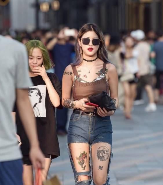 街拍：美女穿热裤露出大长腿, 身材曲线完美展现!